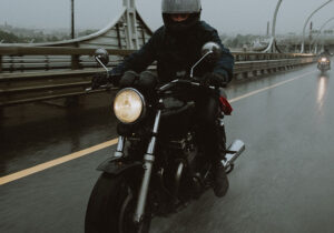 Como proteger-se da chuva enquanto anda de moto