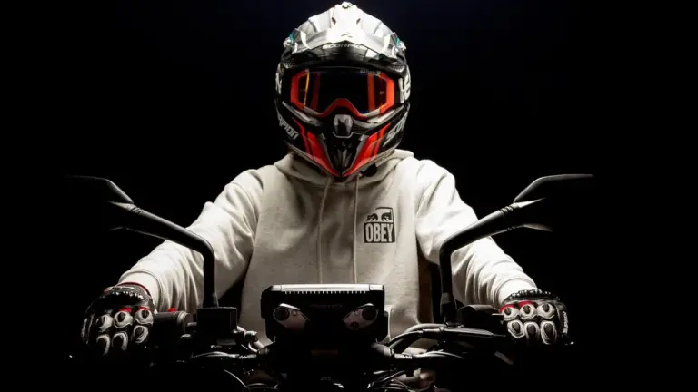 Motociclista com equipamento de segurança