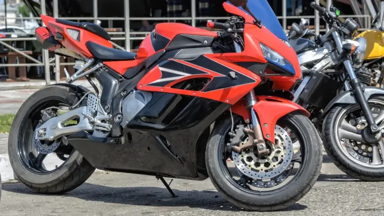 Moto esportiva vermelha
