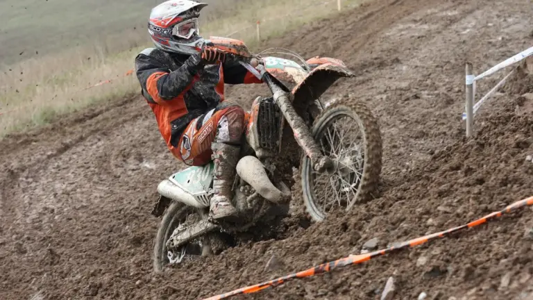 Moto trail na estrada de terra