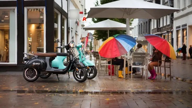Scooters estacionadas na rua